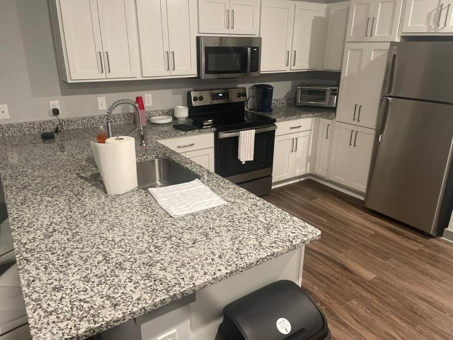 Luxurious & Spacious 1 Bedroom Hampton Esterno foto
